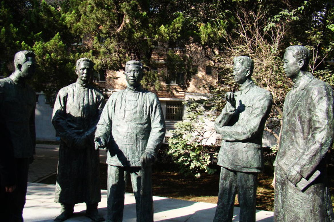 山東大學(xué)八大教授校園文化雕塑細(xì)節(jié)圖