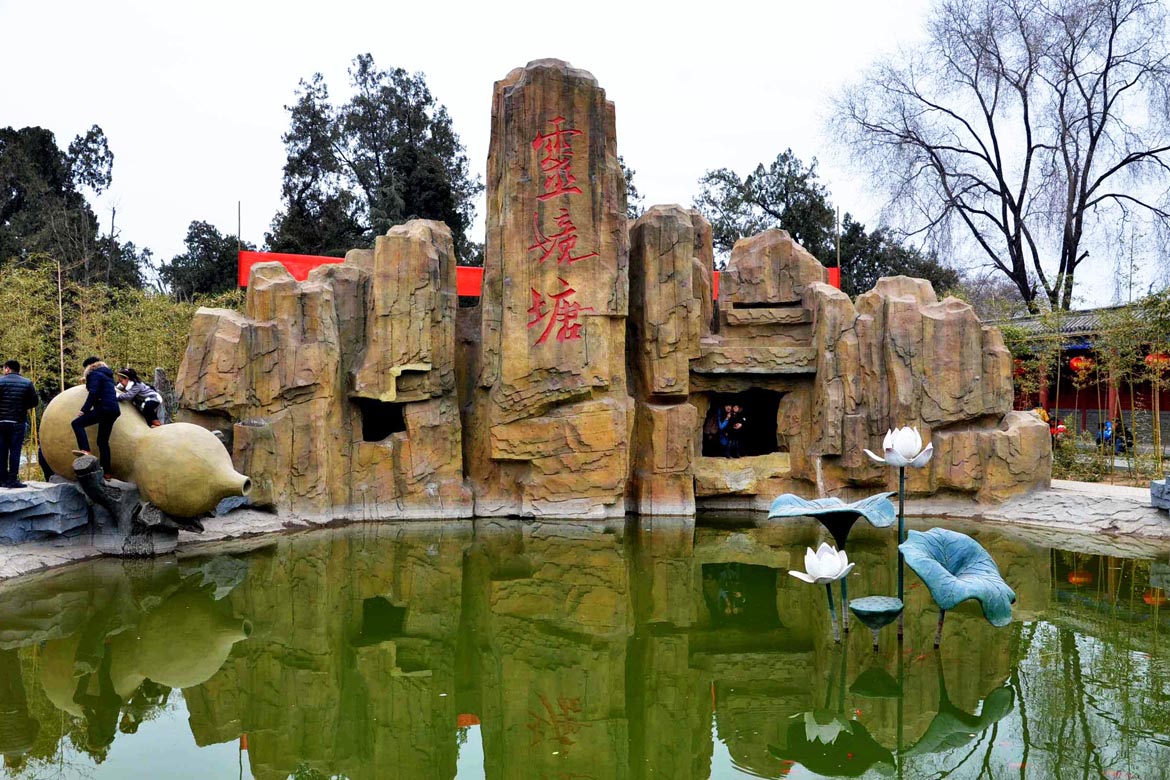 水泥塑石假山景觀與湖水周邊物件葫蘆雕塑結(jié)合園林景觀雕塑