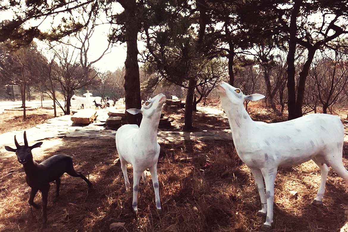 博仟北京雕塑公司雕塑制作的羊群著色水泥動物雕像