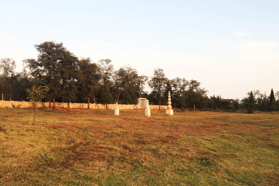 博仟北京雕塑公司山東雕塑廠園區(qū)內(nèi)球形漢白玉雕塑群